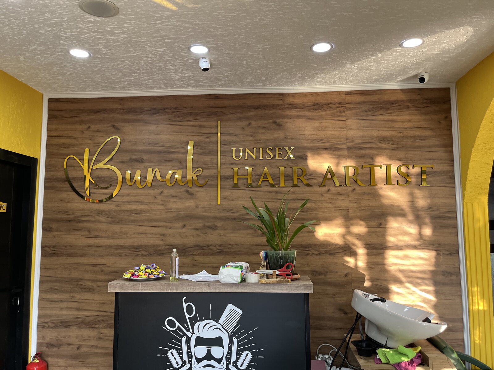 Burak Hair Artist resepsiyon ve gold logo